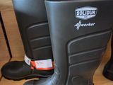 une paire de bottes en caoutchouc noires exposée dans un magasin