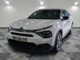 la photo d'une voiture blanche garée dans un garage