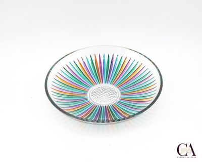 un saladier en verre orné d'un motif multicolore