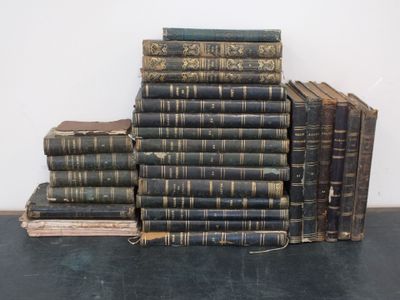 plusieurs vieux livres empilés sur une table