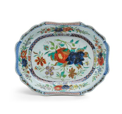l'image d'une assiette bleue et blanche ornée de fleurs