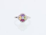 une bague en or blanc sertie de pierres multicolores et de diamants