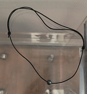Collier en cuir noir orné d'une perle de Tahiti (8/9 mn)