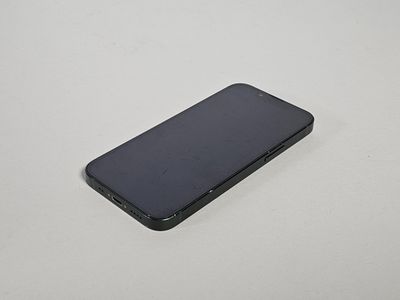 Un iPhone est posé sur une table avec un fond blanc.