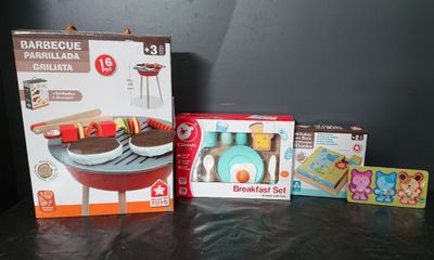 Lot de 4 jouets HOUSE OF TOYS composé de: 1 Barbecue en bois…
