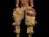 une image représentant une statue en bois d'un homme portant un casque