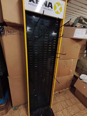 une machine noire et jaune dans un entrepôt rempli de cartons