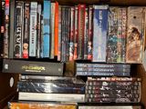 beaucoup de DVD rangés dans une boîte sur l'étagère
