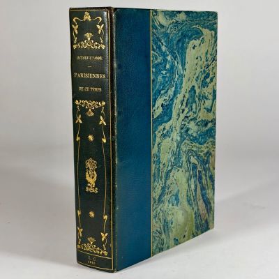 un vieux livre posé sur une table blanche à côté d'un mur blanc