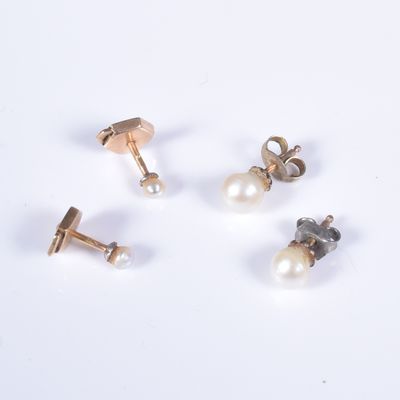 Lot de clous d'oreille en or jaune.