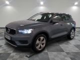 un SUV Volvo gris garé dans un garage dont le sol est à carreaux