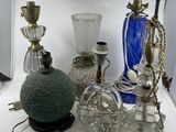 de nombreux objets en verre et en métal posés sur une table blanche