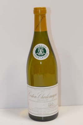 une bouteille de vin posée sur une table