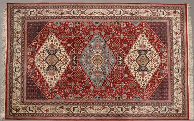 un tapis rouge et bleu orné d'un motif en forme de diamant