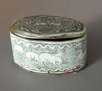 une boîte blanche et verte sur laquelle figure une image d'éléphants