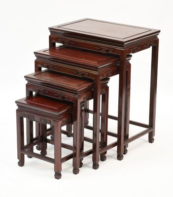 lot de trois tables gigognes avec des plateaux en bois sur fond blanc