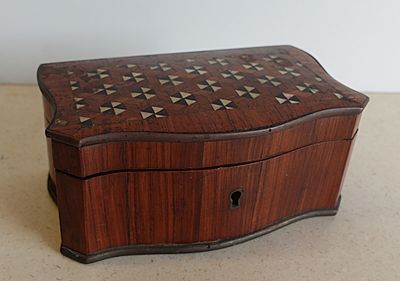 une petite boîte en bois posée sur une table