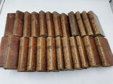 une pile de vieux livres posée sur une table blanche