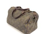 un sac Louis Vuitton marron sur fond blanc