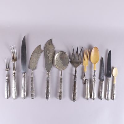 beaucoup d'argenterie et d'objets en argent sur un fond blanc