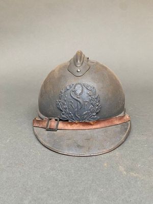 un casque posé sur une table