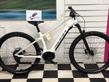 un vélo posé dans une pièce au sol carrelé