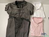 une photo d'un costume et d'une chemise posés sur une table