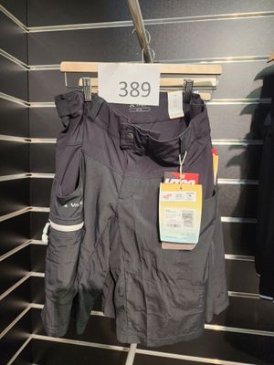deux vestes suspendues à un portant dans un magasin