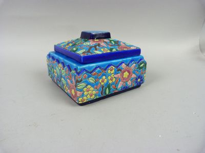 une image représentant une petite boîte bleue ornée de fleurs