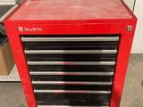 une armoire à outils rouge surmontée de cinq tiroirs