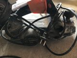 une photo d'une paire de chaussures posées par terre
