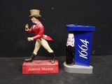 figurine représentant un homme vêtu d'un manteau rouge et d'un chapeau, tenant une pipe