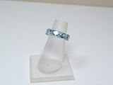 une image représentant une bague ornée de pierres bleues