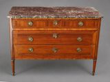 une commode ancienne avec dessus en marbre et poignées en laiton