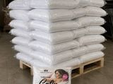 une pile d'oreillers posée sur une palette dans un entrepôt