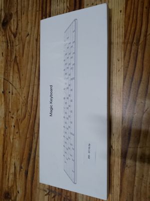 une feuille de papier posée sur une table en bois, avec une règle dessus