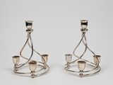 une paire de chandeliers en argent sur fond blanc