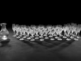 photographie en noir et blanc représentant un ensemble de verres à vin et un pichet