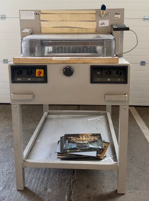 une machine posée sur une table dans un garage