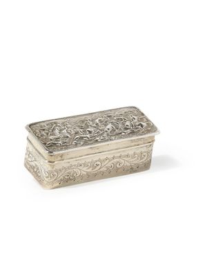 une boîte ancienne en argent sur fond blanc, avec un fond blanc