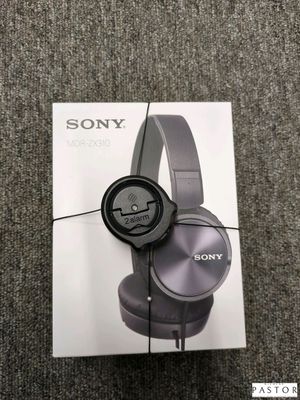 Les écouteurs Sony se trouvent dans la boîte posée sur le tapis.