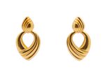 Les boucles d'oreilles en or ont la forme d'un cœur.