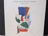 un livre posé sur une table