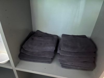 deux serviettes posées sur une étagère dans une salle de bains