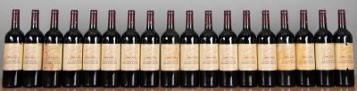 des bouteilles de vin sont alignées en rang sur une étagère