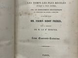 un vieux livre ouvert sur une table