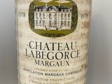 une bouteille de vin posée sur une table