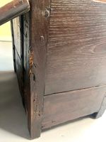 Coffre en bois rustique foncé avec ferrures métalliques. (photo 4)