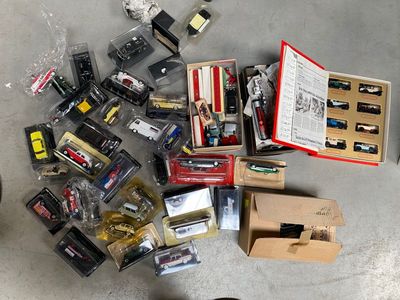 un tas d'objets divers éparpillés par terre