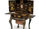 une image représentant un bureau noir et doré sur lequel se trouve une horloge